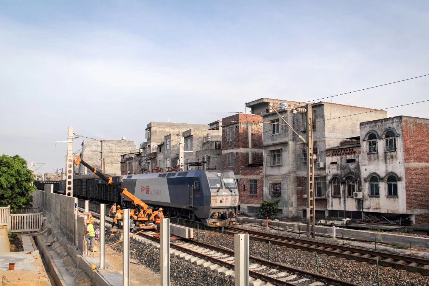 1507871262814792.jpg 履帶式起重機(jī)的工作現(xiàn)場